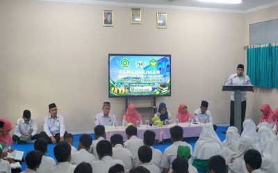 Lulus 100 Persen, Siswa MIN 9 Jakarta Bersujud Syukur